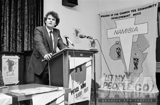 Namibian lawyer Anton Lubowski addressing an End Conscription (ECC) meeting in Johannesburg, July 1984, photographer: Gille de Vlieg, archived as AL3274_B9