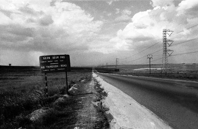 The road to Tembisa, 1984 - photograph by Gille de Vlieg